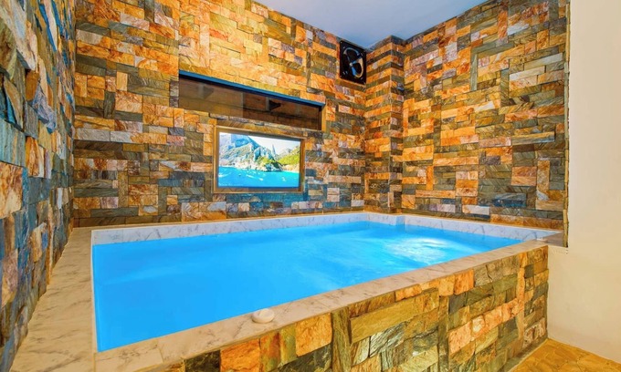 Zona Rosa Apartment | Huge Jacuzzi! 6-bedroom apartment one block from Park LLeras 6 private bathrooms
