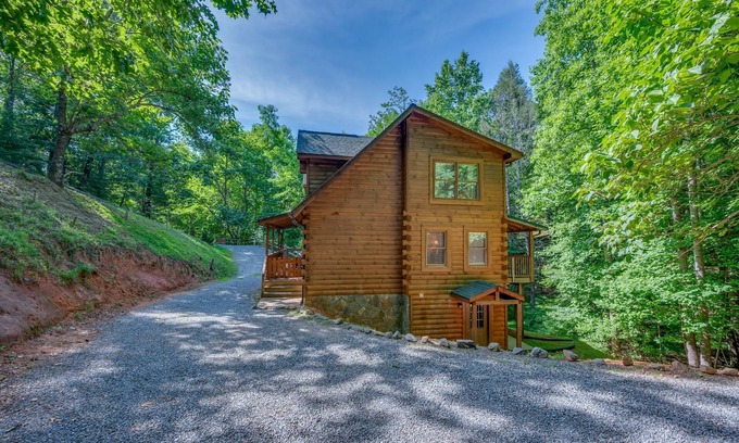 Lake Lure Cabin | Huge log homeHOT TUB/GAMEroom/PRIVATE/hiking/pet/private lake accessl