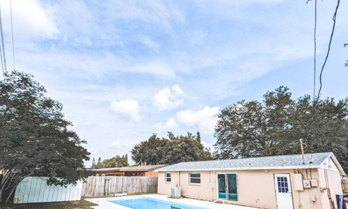 Pinellas Park House | !HUGE POOL HOUSE-NEAR BEACH/PINELLAS TRAIL!
