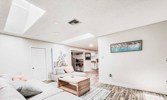 Pinellas Park House | !Huge POOL/LANAI House-BBQ-Firepit-BEACH-ZOO-PARK!