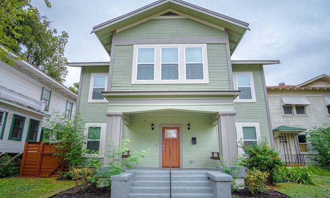 Downtown San Antonio House | HUGE Remodeled 5BR/4BA House Sleeps 20 Downtown!
