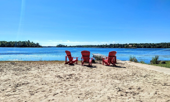 Gravenhurst Cottage | Huge Sandy Beach Cottage - 90 min from GTA