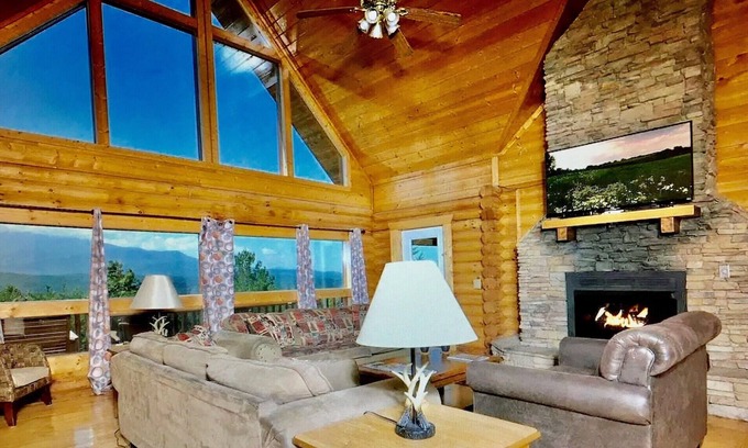 Pittman Center House | Huge Smoky Mtn VIEWS, 6 bedroom/6 bath! Movie & Game Rm, HotTub, Fire pit!