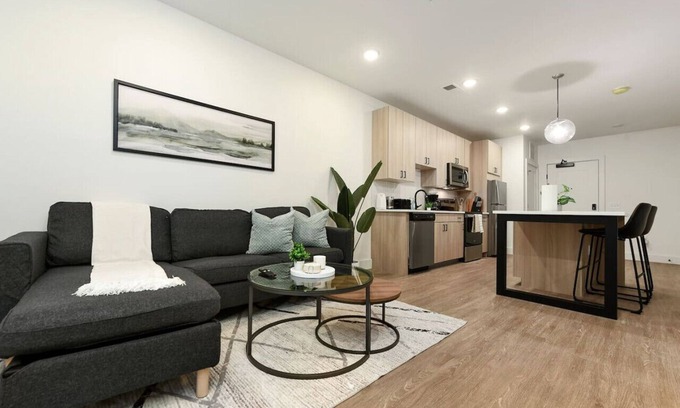 East Liberty Apartment | HULU+GYM+PARKING Near UPMC|Universities|Shopping