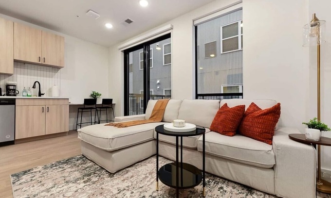 East Liberty Apartment | HULU+PARKING+GYM Near Universities|UPMC|Shopping