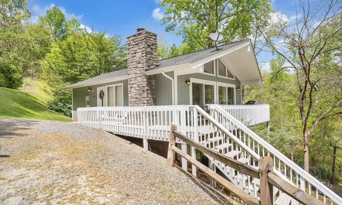 Moneta Cottage | Hummingbird Cottage- charming cottage in quiet cove close to Bridgewater!