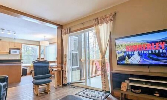 East Kootenay House | Hummingbird Suite Walk to Base of Ski Hill