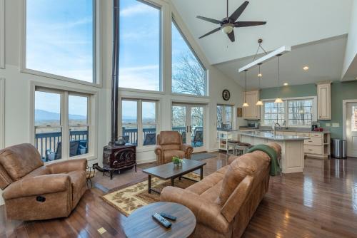 Old Fort House | Hummingbirds' Mountain Retreat