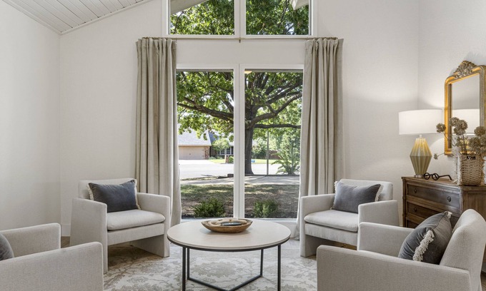 South Tulsa House | Hunter Oaks: Stylish retreat in central Tulsa location