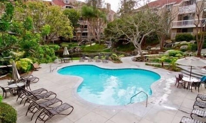 Huntington Beach Condo | Huntington Beach- studio condo a mile from Ocean, Main st. And Pacific city.