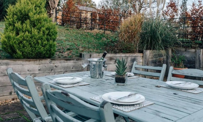 Henley House | Hunts Cottage - Pet Friendly - From 200 Per Night