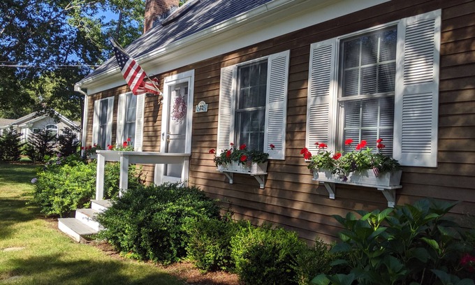 West Hyannisport House | Hyannis Family Retreat! 5 min to beach, 3 BR/2BA w/bunk beds, AC, beach pass.