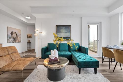 Kitchener Apartment | Hydropool Spa Hot Tub Bowling Alley Patio BBQ Games
