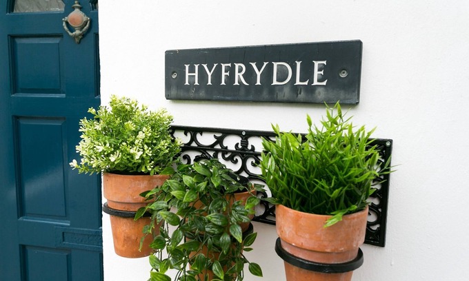 Beaumaris Apartment | Hyfrydle - a coastal that sleeps 6 guests in 3 bedrooms