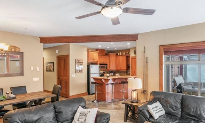 Big White Ski Resort Apartment | I Spy-Cozy Pet Friendly,Ski In/Out Private Hot Tub