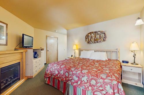 Downtown Leavenworth Apartment | Icicle Village Resort Condo #408