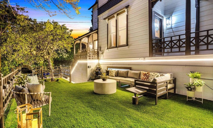 Bankers Hill House | Iconic Mansion: Games, Parking & Historic Charm!