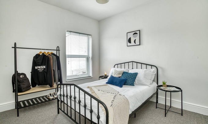 Lincoln House | Ideal For Contractors, Spacious House | Free Wi-Fi
