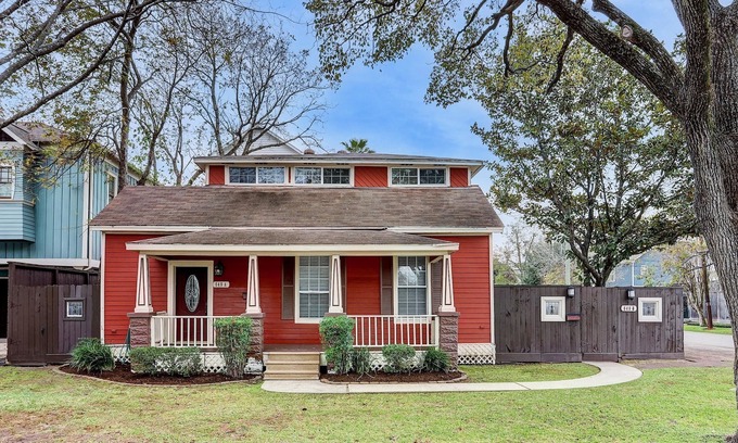 Greater Heights House | Ideal Heights Location; Walk to Many Attractions