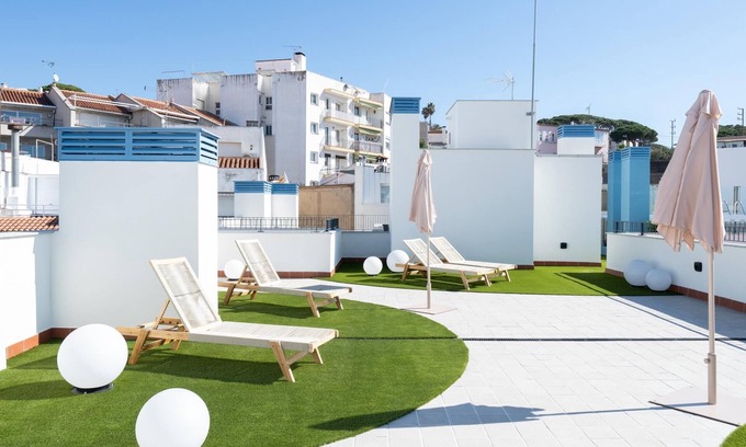 Sant Pol De Mar Apartment | Ideal long stay: central, parking and pool