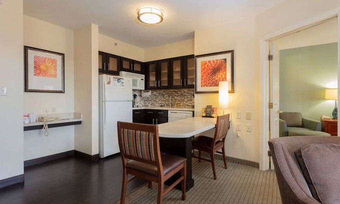 Anaheim Resort Resort | Ideal Mix of Comfort and Value! Free Breakfast, 2 Miles From Disneyland