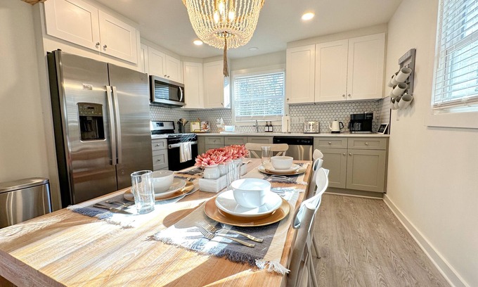 North Charleston House | Ideal Park Circle home to explore Charleston - minutes to restaurants & shops