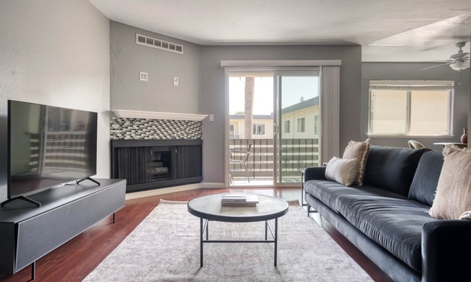 Edgewood Park Apartment | Ideal Redwood City 2BR w/W/D & Pool, nr TJ & WF, by Blueground