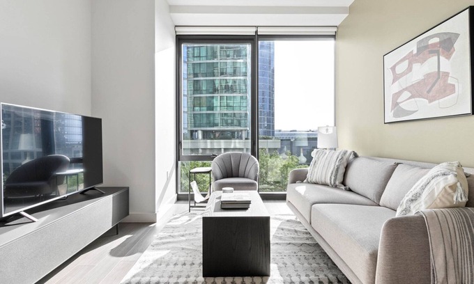 South Loop Apartment | Ideal South Loop 2BR w/Pool, BBQ & Gym, nr Grant Park, by Blueground