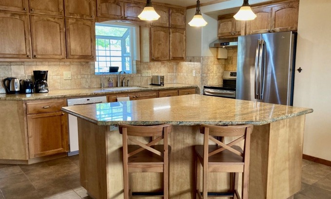 Mariposa House | Ideal Yosemite Location: Walk Downtown & 45 min Scenic Drive to Park. EV Charger