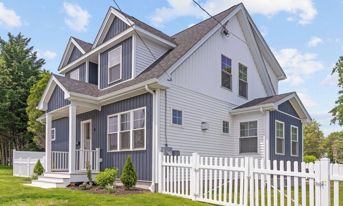 Newport East House | Ideally located, game room, finished basement, fenced yard, lawn games, coffee