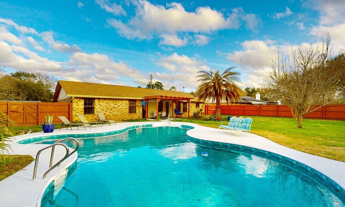 North Northwest Pensacola House | Idyllic Dog-Friendly Retreat w/ a Pool & Firepit