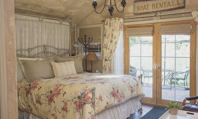Old Bend Cottage | Idyllic River Willow Cottage on the Deschutes River, steps from downtown Bend
