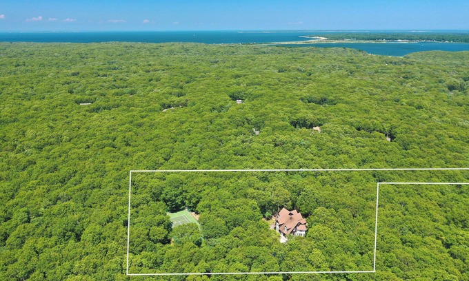 Northwest Harbor House | Idyllic Summer Retreat in East Hampton