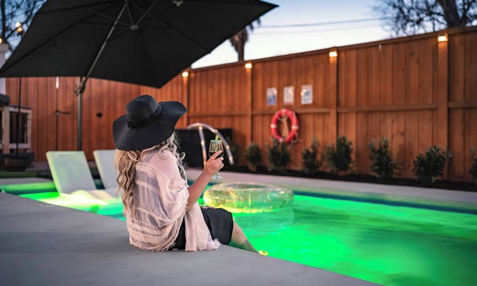 Eastside Promise Neighborhood House | IG-Worthy-Oasis: Heated Pool+Hot Tub+Fire Pit+Movie Room in Downtown.