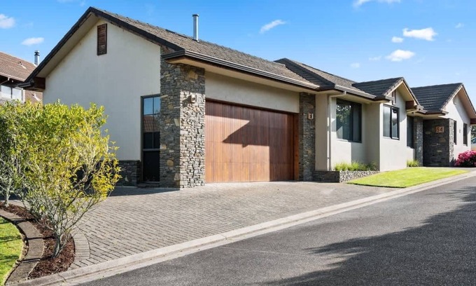 Lynmore House | Iles Inn | Lynmore Location with Spa Pool