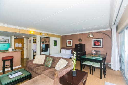 Waikiki Apartment | Ilikai Tower 2121 City View 1BR