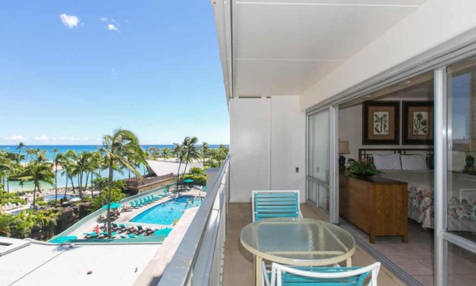 Waikiki Apartment | Ilikai Tower 438 Lagoon View 1BR