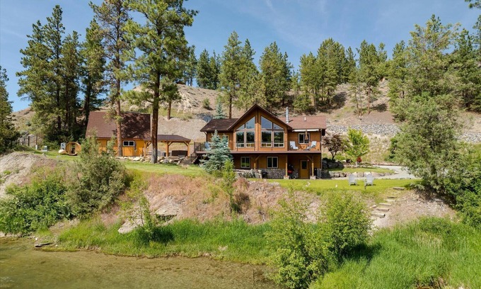 Lincoln County House | Imagine you're gathering being 20' off the Waterfront. Your Versatile Oasis!nn