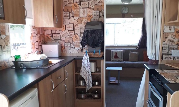St Leonards-On-Sea Cabin | Immaculate 3-Bedroom Caravan on Combe Haven.