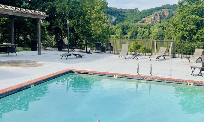 Little Rock Apartment | Immaculate 1 Bedroom Apt with Riverfront View