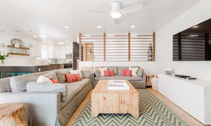 Santa Ana Heights House | Immaculate, beautiful duplex with AC, bikes and beach gear - steps to sand!