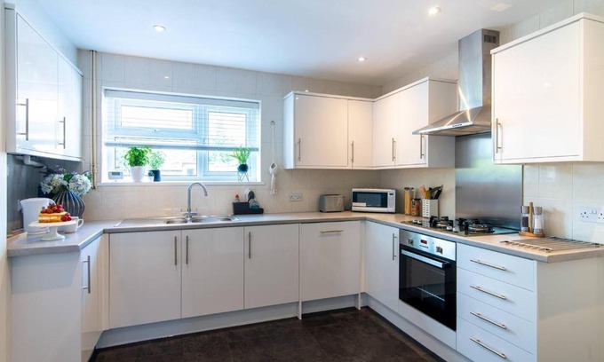 Derby House | Immaculate home close to City Centre with large drive