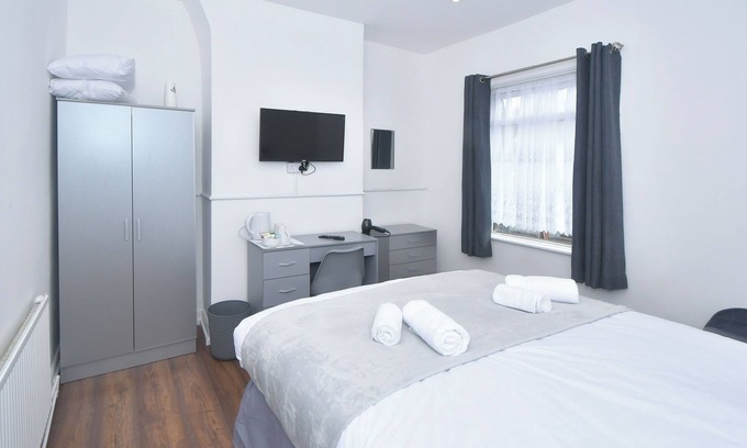 Stoke-on-Trent House | Impeccable 3-bed House in Stoke-on-trent