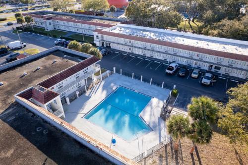 Kissimmee Hotel | Impeccably cozy hotel room Developer Inn Express