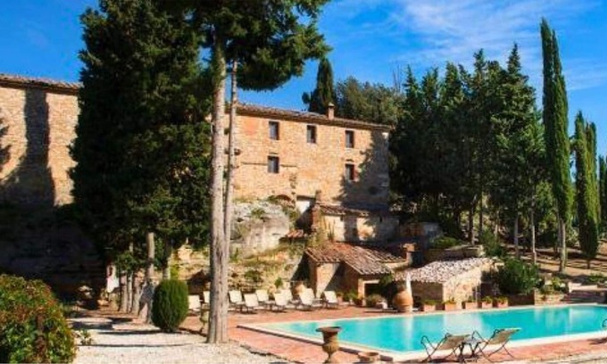 Asciano Villa | Imposing villa with 5 apartments ideal for groups. Pool.