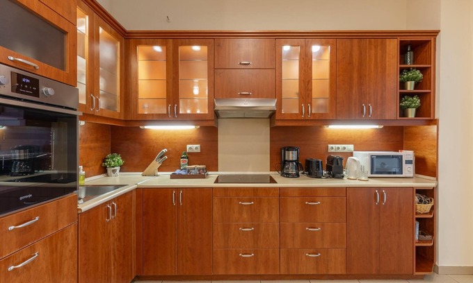 Inner City Budapest Apartment | in a historic building elegant apartment next to a metro stop