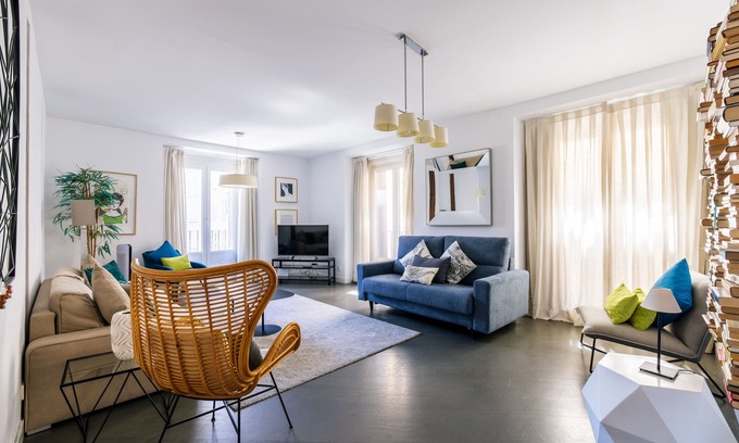 Chueca Apartment | In chueca by Gran via 1130 SQF 105 - SM big apartment with view, Super center