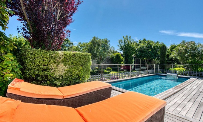 Saint-Martin-de-Re House | In the heart of Saint Martin de Ré, large house with courtyard, garden and swimming pool.