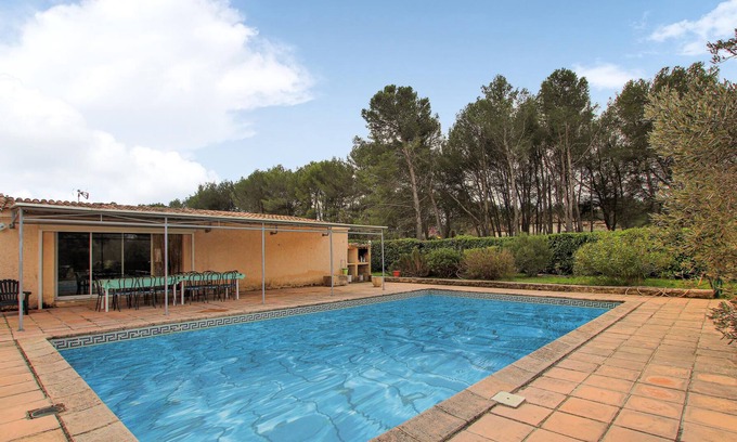 Lambesc House | In the heart of green Provence, in a park with olive trees welcomes you this beautiful Provencal vil