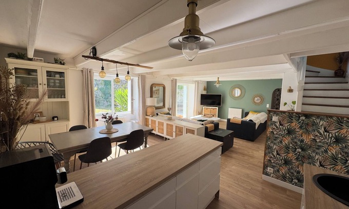 Belle Ile en Mer House | In the heart of the port of Sauzon "la maison du Port Vihan" with garden,